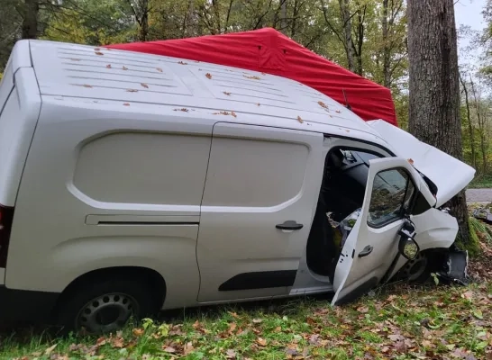 Bestelwagen tegen boom op Lichtaartseweg in Poederlee Bestelwagen tegen boom op Lichtaartseweg in Poederlee