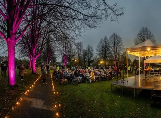 Reveil brengt troost en cultuur naar tien begraafplaatsen in onze regio op Allerheiligen Reveil brengt troost en cultuur naar tien begraafplaatsen in onze regio op Allerheiligen