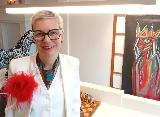 kunstenares Elke Cuypers uit Lier stelt voor één keer ook haar eigen woning open: “Laten zien wat kunst doet in een huis” kunstenares Elke Cuypers uit Lier stelt voor één keer ook haar eigen woning open: “Laten zien wat kunst doet in een huis”