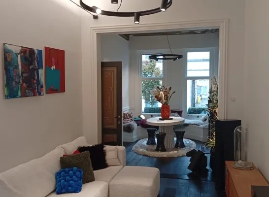 Kunstenares uit Lier stelt voor één keer ook haar eigen woning open: “Laten zien wat kunst doet in een huis”