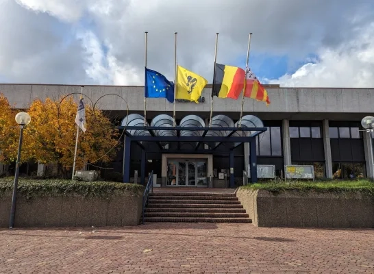 Vlaggen hangen halfstok aan stadhuis Geel voor overlijden schepen Nadine Laeremans