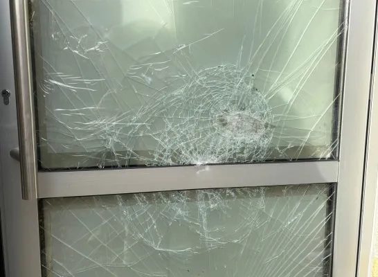 De schade aan de voordeur is groot