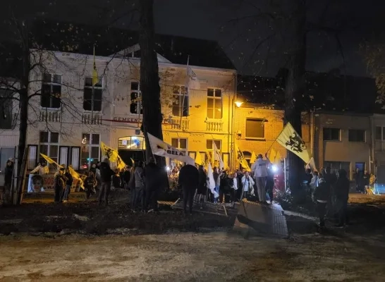 Gemeenteraad Olen eindigt in chaos na stemming over Vlaams Belanger Bart Van Opstal