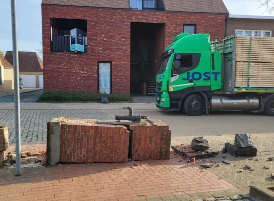 Vrachtwagen vernielt historische dorpspomp in Morkhoven