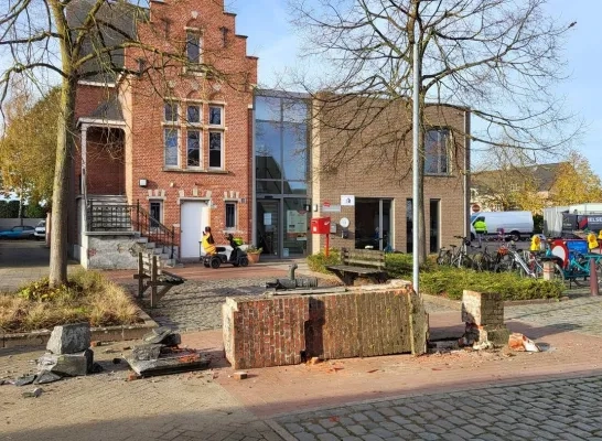 Vrachtwagen vernielt historische dorpspomp in Morkhoven