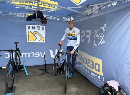 Toon Aerts voor het eerst in zijn Europese trui op de jaarmarktcross in Niel