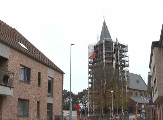 Torenspits kerk Olmen staat wankel