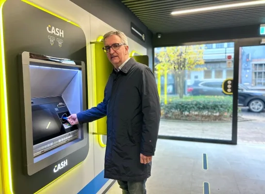Schepen Luc Spiessens (N-VA Team Eddy) in de nieuwe bankautomaat in centrum Willebroek.