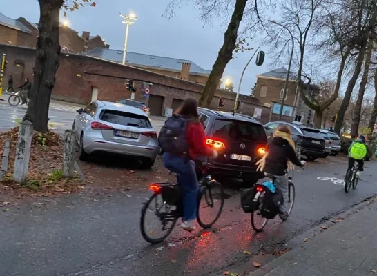 Schuine parkeervakken in de fietsstraat