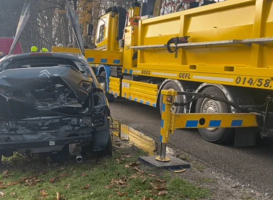 Auto in kanaal aan Sas 7