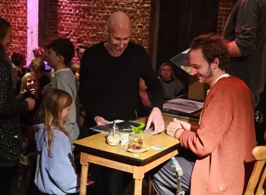 Tom Smith van Editors signeert zijn album in Hnita Jazz club in Heist