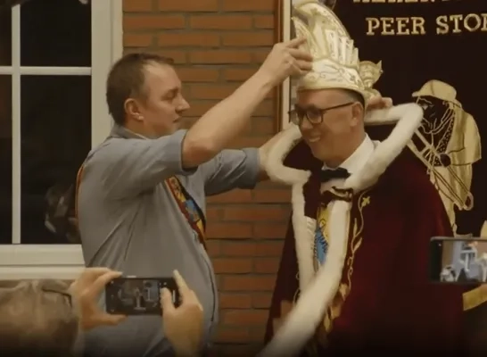 Micha Buermans wordt aangesteld als Prins Carnaval van Peer stoet