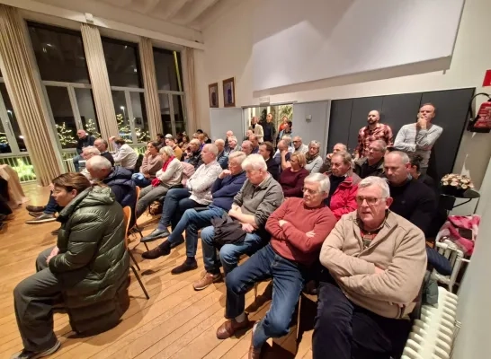 Oppositie en inwoners willen antwoorden op afvalschandaal op druk bijgewoonde gemeenteraad in Ravels 