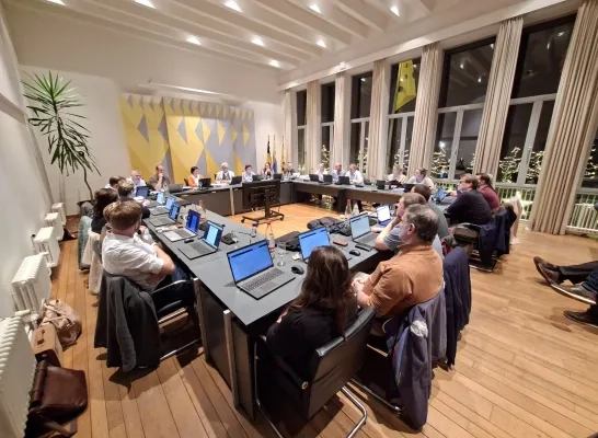 Oppositie en inwoners willen antwoorden op afvalschandaal op druk bijgewoonde gemeenteraad in Ravels 