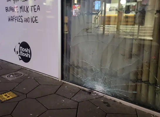 Centrum Turnhout opgeschrikt door luide knal: raam horecazaak raakt zwaar beschadigd