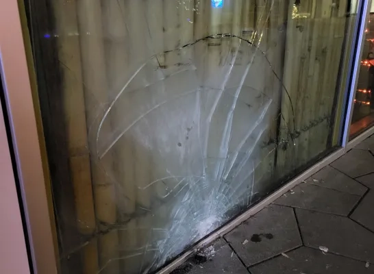 Centrum Turnhout opgeschrikt door luide knal: raam horecazaak raakt zwaar beschadigd