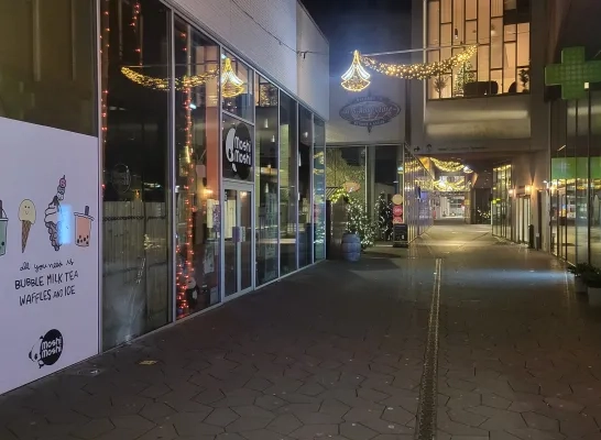 Centrum Turnhout opgeschrikt door luide knal: raam horecazaak raakt zwaar beschadigd