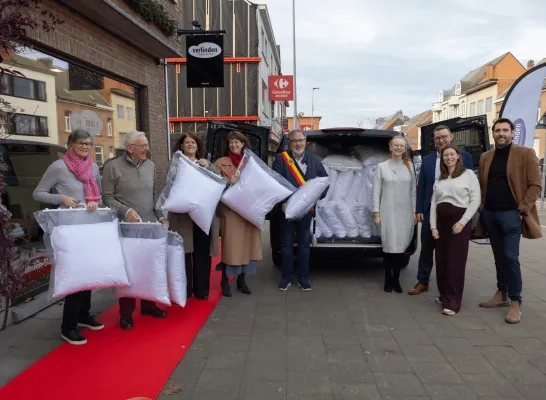 Verlinden Slaapcomfort schenkt 96 donzen kussens aan lokale hulpbehoevenden