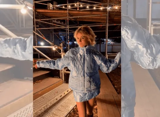 Pommelien Thijs met zelfgemaakte outfit uit bedsprei