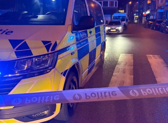 brandend object gegooid naar gang appartementsgebouw