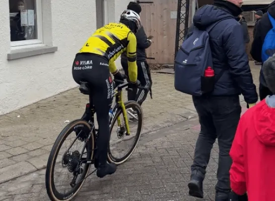 Wout van Aert met fiets naar cross in Loenhout