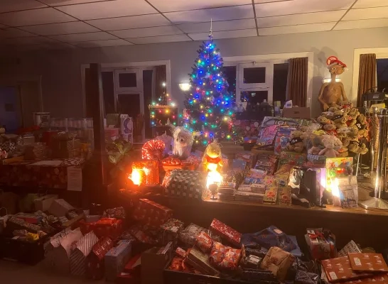 Kerstcafé Den Apsjaar zamelt honderden cadeaus in voor gezinnen die het moeilijk hebben