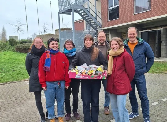 Jong Groen Duffel uitdelen snoep fruit studenten