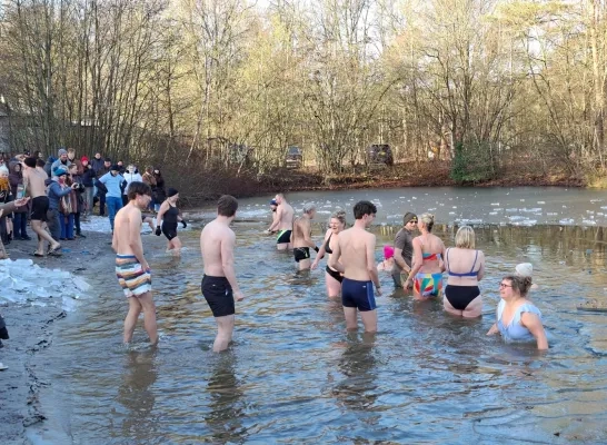 Nieuwjaarsduik in Baalse Hei Turnhout: vrijwilligers maken water ijsvrij