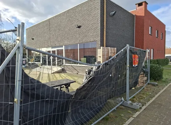 De hekken aan jeugdhuis Spin Dessel werden opengebroken