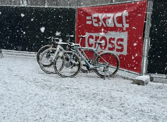 Tijdens de Zilvermeercross in Mol vielen de eerste sneeuwvlokken uit de lucht