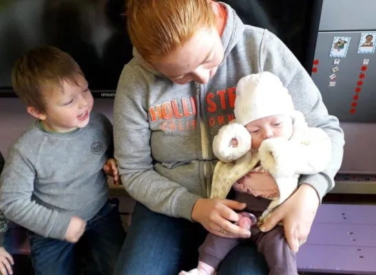 Stefanie Brems met Kyano (8) en Kyara (4)