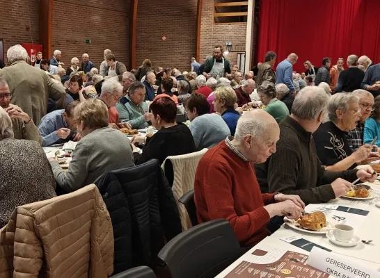 Verloren maandag in Ravels valt op woensdag: 1.200 inwoners eten samen worstenbroodjes en appelbollen