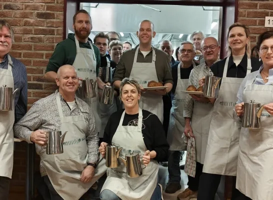 Verloren maandag in Ravels valt op woensdag: 1.200 inwoners eten samen worstenbroodjes en appelbollen