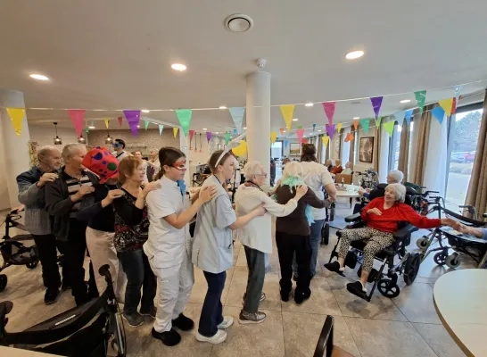 Woonzorgcentrum De Hoef in Hulshout neemt vandaag eigen carnavalsnummer op met bewoners en familie