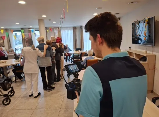 Woonzorgcentrum De Hoef in Hulshout neemt vandaag eigen carnavalsnummer op met bewoners en familie