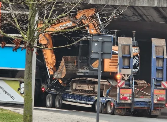 Kraan rijdt zich vast onder brug