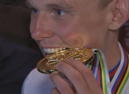 Aaron Dockx met zijn gouden WK-plak