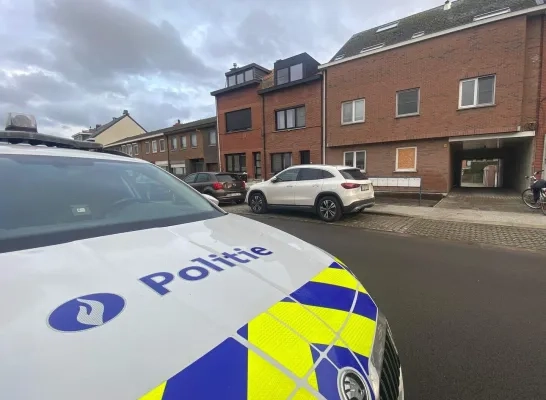 Vader in cel voor gevecht met hamer met zoon