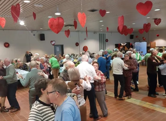 75-plussers amuseren zich op Valentijnnamiddag