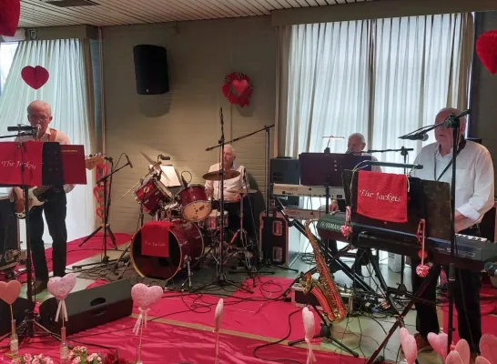 75-plussers amuseren zich op Valentijnnamiddag