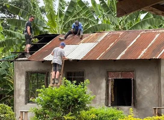 Geelse school bouwt in Tanzania