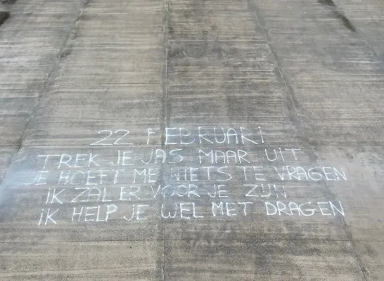 Het gedicht werd onder meer aangebracht aan het politiekantoor in Lier