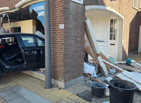 auto rijdt in gevel Hulshout