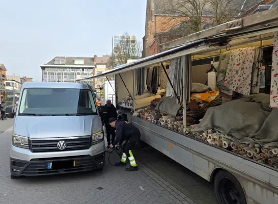 bestelwagen rijdt zich vast onder marktkraam in Turnhout