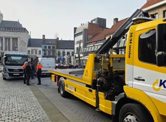 bestelwagen rijdt zich vast onder marktkraam in Turnhout