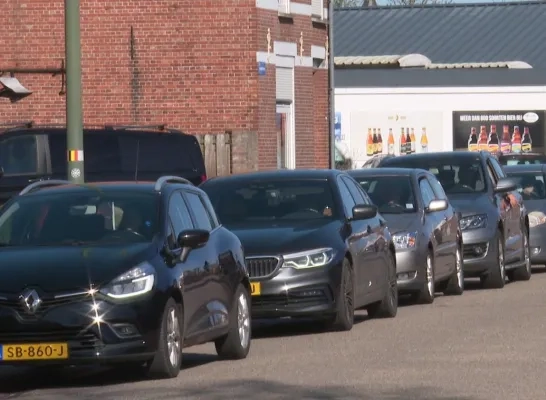 File aan tankstation Baarle-Hertog