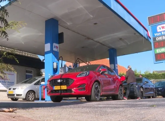File aan tankstation Baarle-Hertog