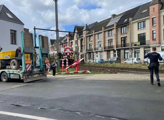 Lierse overweg defect na ongeval met zwaar transport