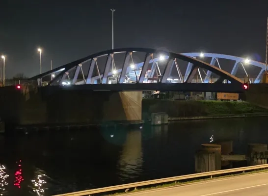 olie op het kanaal in Willebroek