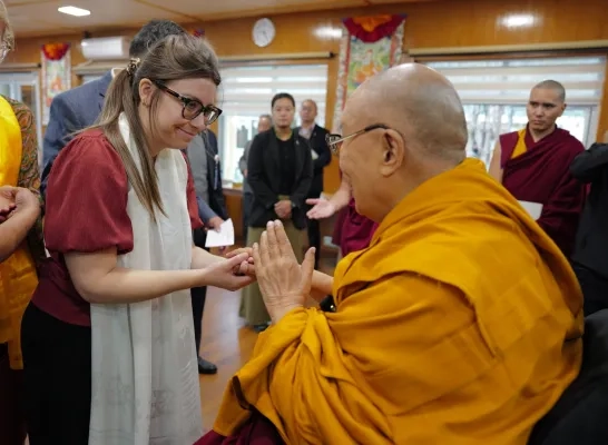 studenten hivset bij Dalai Lama